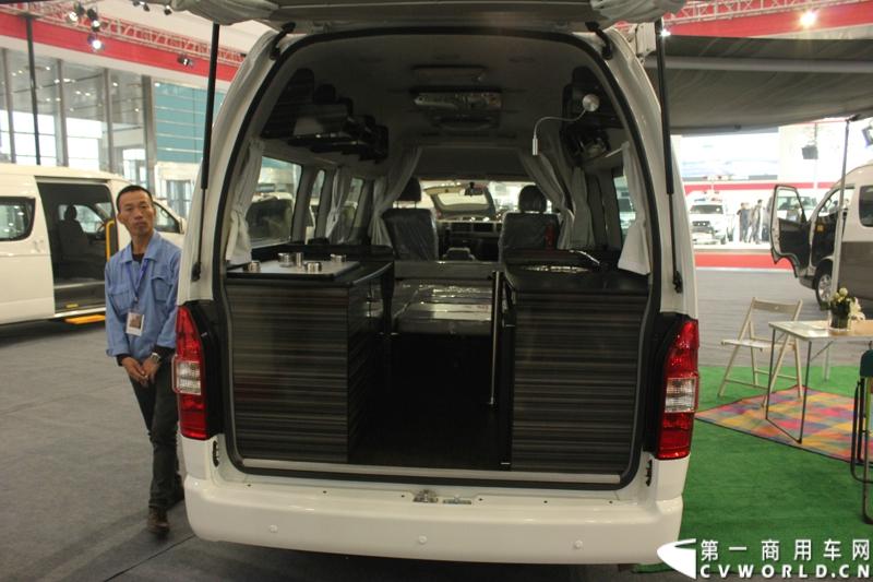 2013年10月30日，中国国际商用车展（CCVS）在武汉国际博览中心开幕，此次展会相比首届规模更大，覆盖B1-B5，A1-A3八个展区。相比首届，今年还增加了动态展示区，还有车试乘试驾，专用车功能演示等环节。一汽解放、东风商用车、重汽、福田、陕汽、江淮、上依红等厂商纷纷携旗下明星产品悉数亮相。图为华晨大海狮商务旅居车。