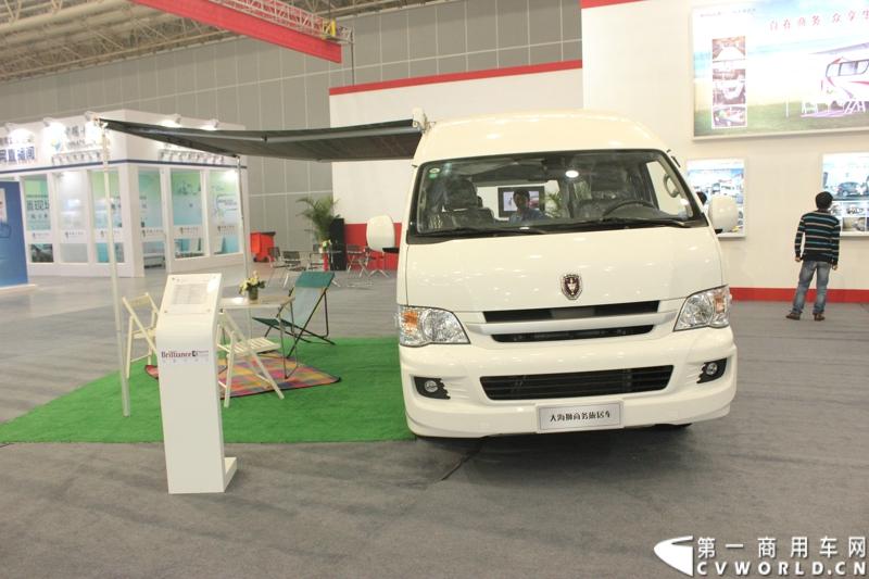 2013年10月30日，中国国际商用车展（CCVS）在武汉国际博览中心开幕，此次展会相比首届规模更大，覆盖B1-B5，A1-A3八个展区。相比首届，今年还增加了动态展示区，还有车试乘试驾，专用车功能演示等环节。一汽解放、东风商用车、重汽、福田、陕汽、江淮、上依红等厂商纷纷携旗下明星产品悉数亮相。图为华晨大海狮商务旅居车。