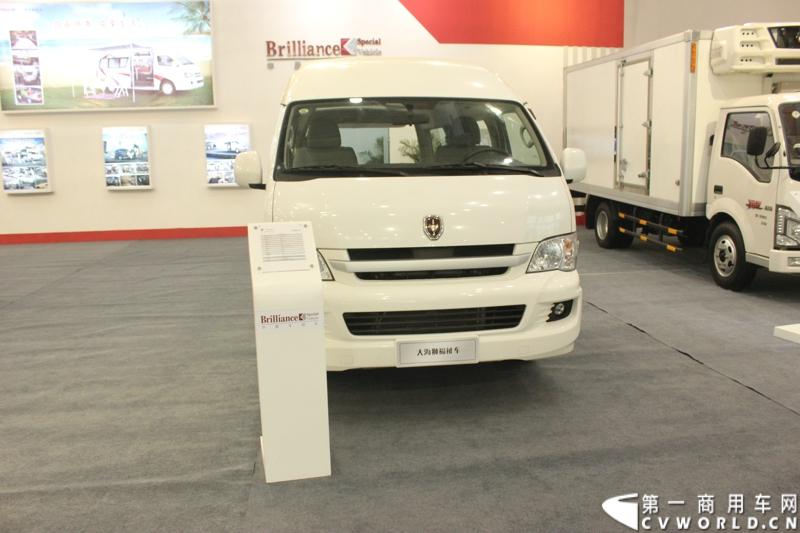 2013年10月30日，中国国际商用车展（CCVS）在武汉国际博览中心开幕，此次展会相比首届规模更大，覆盖B1-B5，A1-A3八个展区。相比首届，今年还增加了动态展示区，还有车试乘试驾，专用车功能演示等环节。一汽解放、东风商用车、重汽、福田、陕汽、江淮、上依红等厂商纷纷携旗下明星产品悉数亮相。图为华晨大海狮商务旅居车。