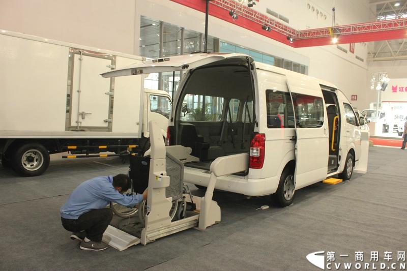 2013年10月30日，中国国际商用车展（CCVS）在武汉国际博览中心开幕，此次展会相比首届规模更大，覆盖B1-B5，A1-A3八个展区。相比首届，今年还增加了动态展示区，还有车试乘试驾，专用车功能演示等环节。一汽解放、东风商用车、重汽、福田、陕汽、江淮、上依红等厂商纷纷携旗下明星产品悉数亮相。图为华晨大海狮商务旅居车。