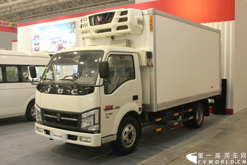 2013年10月30日，中国国际商用车展（CCVS）在武汉国际博览中心开幕，此次展会相比首届规模更大，覆盖B1-B5，A1-A3八个展区。相比首届，今年还增加了动态展示区，还有车试乘试驾，专用车功能演示等环节。一汽解放、东风商用车、重汽、福田、陕汽、江淮、上依红等厂商纷纷携旗下明星产品悉数亮相。图为华晨金杯厢式冷藏车。