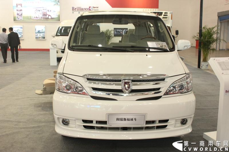 2013年10月30日，中国国际商用车展（CCVS）在武汉国际博览中心开幕，此次展会相比首届规模更大，覆盖B1-B5，A1-A3八个展区。相比首届，今年还增加了动态展示区，还有车试乘试驾，专用车功能演示等环节。一汽解放、东风商用车、重汽、福田、陕汽、江淮、上依红等厂商纷纷携旗下明星产品悉数亮相。图为华晨格瑞斯福祉车。