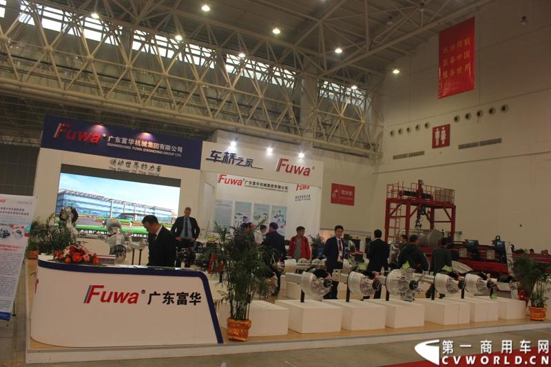 2013年10月30日，中国国际商用车展（CCVS）在武汉国际博览中心开幕，此次展会相比首届规模更大，覆盖B1-B5，A1-A3八个展区。相比首届，今年还增加了动态展示区，还有车试乘试驾，专用车功能演示等环节。一汽解放、东风商用车、重汽、福田、陕汽、江淮、上依红等厂商纷纷携旗下明星产品悉数亮相。图为江铃汽车家族。