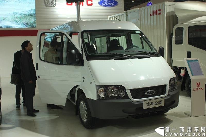 2013年10月30日，中国国际商用车展（CCVS）在武汉国际博览中心开幕，此次展会相比首届规模更大，覆盖B1-B5，A1-A3八个展区。相比首届，今年还增加了动态展示区，还有车试乘试驾，专用车功能演示等环节。一汽解放、东风商用车、重汽、福田、陕汽、江淮、上依红等厂商纷纷携旗下明星产品悉数亮相。图为江铃汽车家族。