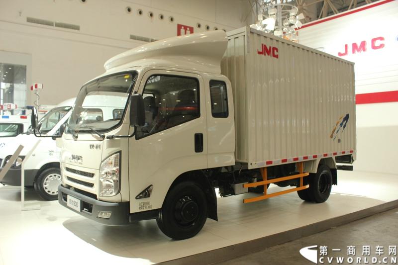 2013年10月30日，中国国际商用车展（CCVS）在武汉国际博览中心开幕，此次展会相比首届规模更大，覆盖B1-B5，A1-A3八个展区。相比首届，今年还增加了动态展示区，还有车试乘试驾，专用车功能演示等环节。一汽解放、东风商用车、重汽、福田、陕汽、江淮、上依红等厂商纷纷携旗下明星产品悉数亮相。图为江铃汽车家族。