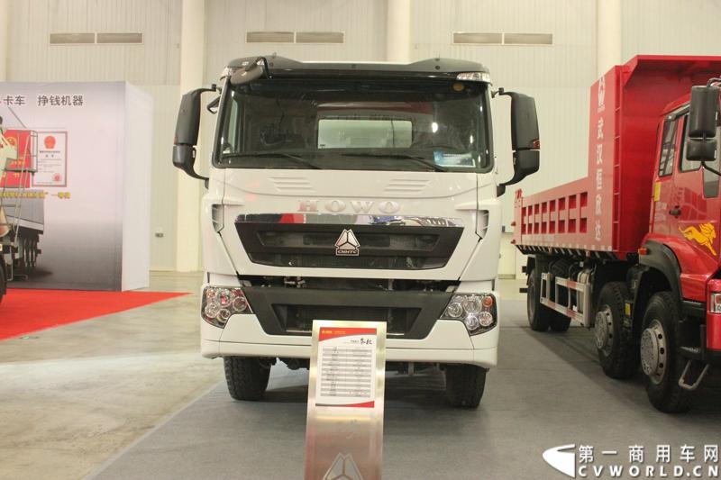 2013年10月30日，中国国际商用车展（CCVS）在武汉国际博览中心开幕，此次展会相比首届规模更大，覆盖B1-B5，A1-A3八个展区。相比首届，今年还增加了动态展示区，还有车试乘试驾，专用车功能演示等环节。一汽解放、东风商用车、重汽、福田、陕汽、江淮、上依红等厂商纷纷携旗下明星产品悉数亮相。图为重汽豪沃T7H。