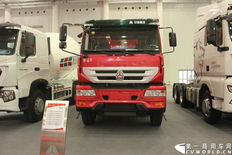 2013年10月30日，中国国际商用车展（CCVS）在武汉国际博览中心开幕，此次展会相比首届规模更大，覆盖B1-B5，A1-A3八个展区。相比首届，今年还增加了动态展示区，还有车试乘试驾，专用车功能演示等环节。一汽解放、东风商用车、重汽、福田、陕汽、江淮、上依红等厂商纷纷携旗下明星产品悉数亮相。图为重汽金王子。