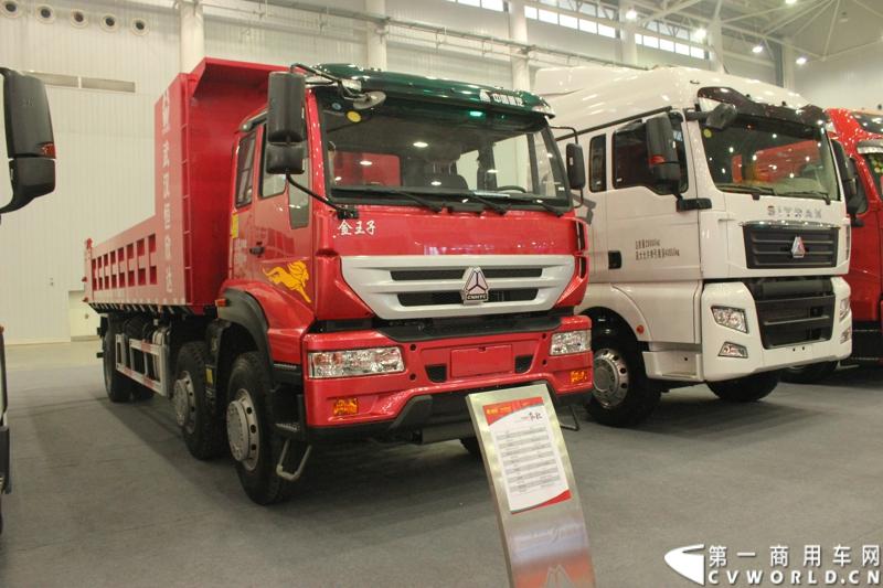 2013年10月30日，中国国际商用车展（CCVS）在武汉国际博览中心开幕，此次展会相比首届规模更大，覆盖B1-B5，A1-A3八个展区。相比首届，今年还增加了动态展示区，还有车试乘试驾，专用车功能演示等环节。一汽解放、东风商用车、重汽、福田、陕汽、江淮、上依红等厂商纷纷携旗下明星产品悉数亮相。图为重汽金王子。