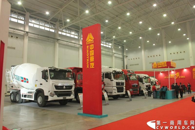 2013年10月30日，中国国际商用车展（CCVS）在武汉国际博览中心开幕，此次展会相比首届规模更大，覆盖B1-B5，A1-A3八个展区。相比首届，今年还增加了动态展示区，还有车试乘试驾，专用车功能演示等环节。一汽解放、东风商用车、重汽、福田、陕汽、江淮、上依红等厂商纷纷携旗下明星产品悉数亮相。图为中国重汽展台。