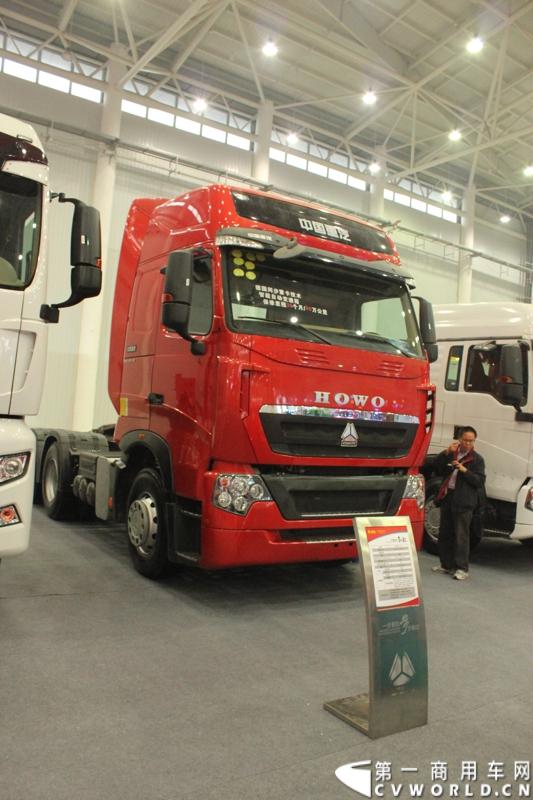 2013年10月30日，中国国际商用车展（CCVS）在武汉国际博览中心开幕，此次展会相比首届规模更大，覆盖B1-B5，A1-A3八个展区。相比首届，今年还增加了动态展示区，还有车试乘试驾，专用车功能演示等环节。一汽解放、东风商用车、重汽、福田、陕汽、江淮、上依红等厂商纷纷携旗下明星产品悉数亮相。图为重汽豪沃T7H。
