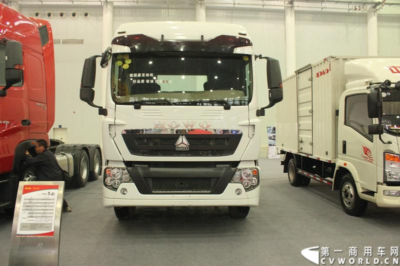 2013年10月30日，中国国际商用车展（CCVS）在武汉国际博览中心开幕，此次展会相比首届规模更大，覆盖B1-B5，A1-A3八个展区。相比首届，今年还增加了动态展示区，还有车试乘试驾，专用车功能演示等环节。一汽解放、东风商用车、重汽、福田、陕汽、江淮、上依红等厂商纷纷携旗下明星产品悉数亮相。图为重汽豪沃T5G。