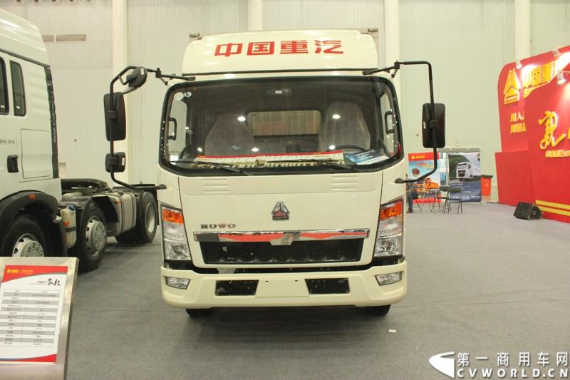 2013年10月30日，中国国际商用车展（CCVS）在武汉国际博览中心开幕，此次展会相比首届规模更大，覆盖B1-B5，A1-A3八个展区。相比首届，今年还增加了动态展示区，还有车试乘试驾，专用车功能演示等环节。一汽解放、东风商用车、重汽、福田、陕汽、江淮、上依红等厂商纷纷携旗下明星产品悉数亮相。图为重汽豪沃中高端轻卡。