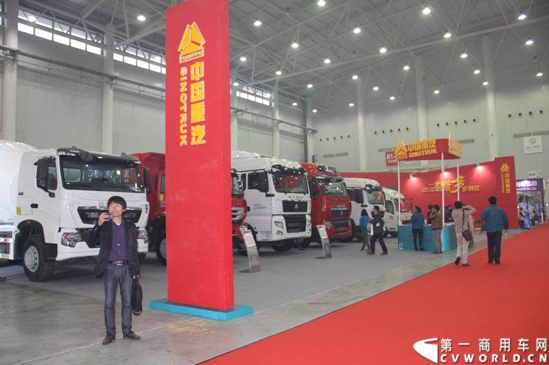 2013年10月30日，中国国际商用车展（CCVS）在武汉国际博览中心开幕，此次展会相比首届规模更大，覆盖B1-B5，A1-A3八个展区。相比首届，今年还增加了动态展示区，还有车试乘试驾，专用车功能演示等环节。一汽解放、东风商用车、重汽、福田、陕汽、江淮、上依红等厂商纷纷携旗下明星产品悉数亮相。图为中国重汽展台。