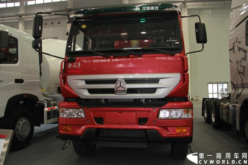 2013年10月30日，中国国际商用车展（CCVS）在武汉国际博览中心开幕，此次展会相比首届规模更大，覆盖B1-B5，A1-A3八个展区。相比首届，今年还增加了动态展示区，还有车试乘试驾，专用车功能演示等环节。一汽解放、东风商用车、重汽、福田、陕汽、江淮、上依红等厂商纷纷携旗下明星产品悉数亮相。图为重汽金王子。