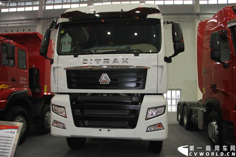 2013年10月30日，中国国际商用车展（CCVS）在武汉国际博览中心开幕，此次展会相比首届规模更大，覆盖B1-B5，A1-A3八个展区。相比首届，今年还增加了动态展示区，还有车试乘试驾，专用车功能演示等环节。一汽解放、东风商用车、重汽、福田、陕汽、江淮、上依红等厂商纷纷携旗下明星产品悉数亮相。图为重汽SITRAK。