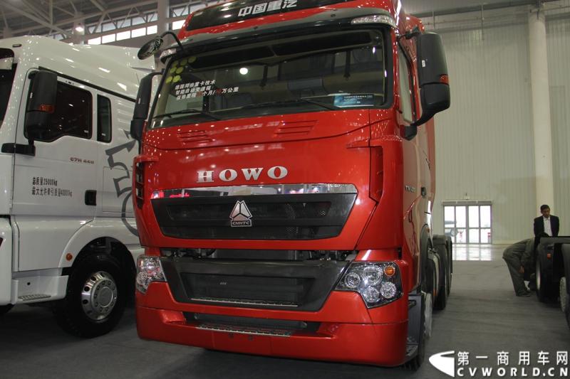 2013年10月30日，中国国际商用车展（CCVS）在武汉国际博览中心开幕，此次展会相比首届规模更大，覆盖B1-B5，A1-A3八个展区。相比首届，今年还增加了动态展示区，还有车试乘试驾，专用车功能演示等环节。一汽解放、东风商用车、重汽、福田、陕汽、江淮、上依红等厂商纷纷携旗下明星产品悉数亮相。图为重汽T7H 国三车。