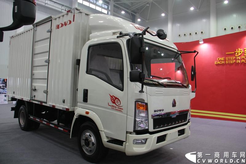 2013年10月30日，中国国际商用车展（CCVS）在武汉国际博览中心开幕，此次展会相比首届规模更大，覆盖B1-B5，A1-A3八个展区。相比首届，今年还增加了动态展示区，还有车试乘试驾，专用车功能演示等环节。一汽解放、东风商用车、重汽、福田、陕汽、江淮、上依红等厂商纷纷携旗下明星产品悉数亮相。图为重汽厢式货车。