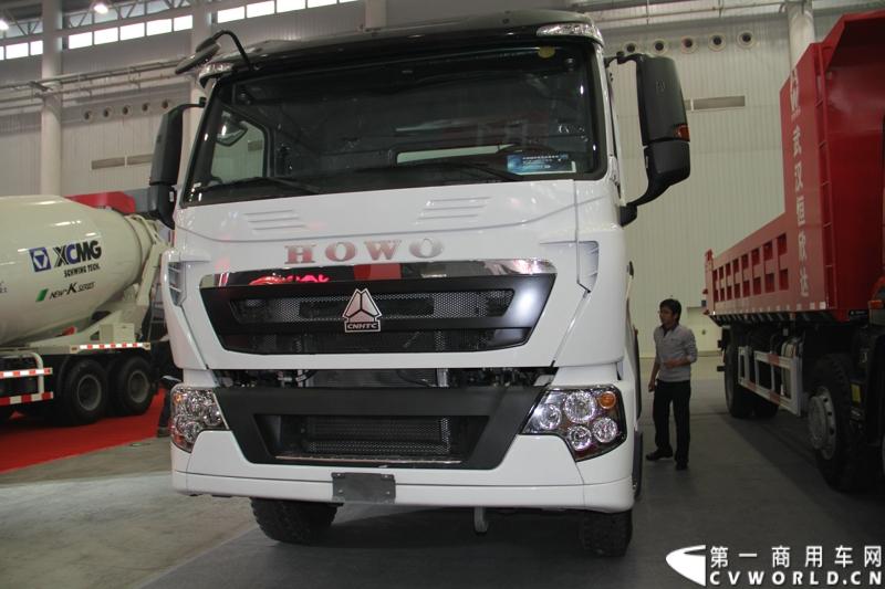 2013年10月30日，中国国际商用车展（CCVS）在武汉国际博览中心开幕，此次展会相比首届规模更大，覆盖B1-B5，A1-A3八个展区。相比首届，今年还增加了动态展示区，还有车试乘试驾，专用车功能演示等环节。一汽解放、东风商用车、重汽、福田、陕汽、江淮、上依红等厂商纷纷携旗下明星产品悉数亮相。图为重汽T7H 国四。