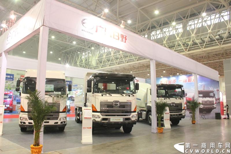 2013年10月30日，中国国际商用车展（CCVS）在武汉国际博览中心开幕，此次展会相比首届规模更大，覆盖B1-B5，A1-A3八个展区。相比首届，今年还增加了动态展示区，还有车试乘试驾，专用车功能演示等环节。一汽解放、东风商用车、重汽、福田、陕汽、江淮、上依红等厂商纷纷携旗下明星产品悉数亮相。图为广汽日野展台。