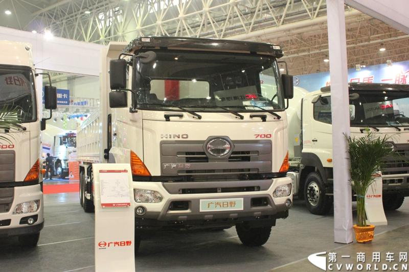 2013年10月30日，中国国际商用车展（CCVS）在武汉国际博览中心开幕，此次展会相比首届规模更大，覆盖B1-B5，A1-A3八个展区。相比首届，今年还增加了动态展示区，还有车试乘试驾，专用车功能演示等环节。一汽解放、东风商用车、重汽、福田、陕汽、江淮、上依红等厂商纷纷携旗下明星产品悉数亮相。图为广汽日野700系列自卸车。