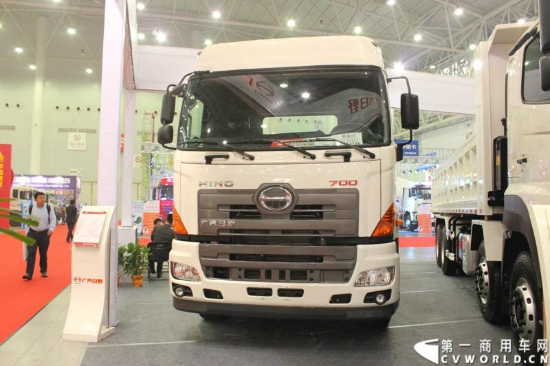 2013年10月30日，中国国际商用车展（CCVS）在武汉国际博览中心开幕，此次展会相比首届规模更大，覆盖B1-B5，A1-A3八个展区。相比首届，今年还增加了动态展示区，还有车试乘试驾，专用车功能演示等环节。一汽解放、东风商用车、重汽、福田、陕汽、江淮、上依红等厂商纷纷携旗下明星产品悉数亮相。图为广汽日野700系列重型牵引车。