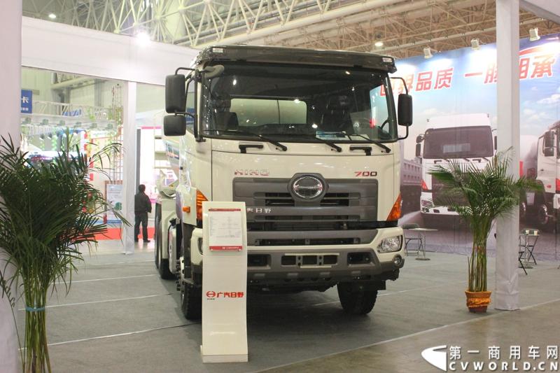 2013年10月30日，中国国际商用车展（CCVS）在武汉国际博览中心开幕，此次展会相比首届规模更大，覆盖B1-B5，A1-A3八个展区。相比首届，今年还增加了动态展示区，还有车试乘试驾，专用车功能演示等环节。一汽解放、东风商用车、重汽、福田、陕汽、江淮、上依红等厂商纷纷携旗下明星产品悉数亮相。图为广汽日野700系列搅拌车。