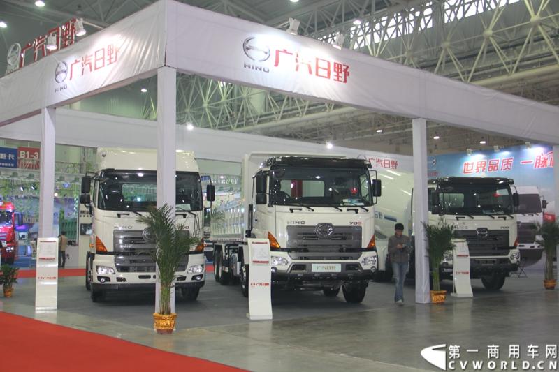 2013年10月30日，中国国际商用车展（CCVS）在武汉国际博览中心开幕，此次展会相比首届规模更大，覆盖B1-B5，A1-A3八个展区。相比首届，今年还增加了动态展示区，还有车试乘试驾，专用车功能演示等环节。一汽解放、东风商用车、重汽、福田、陕汽、江淮、上依红等厂商纷纷携旗下明星产品悉数亮相。图为广汽日野展台。