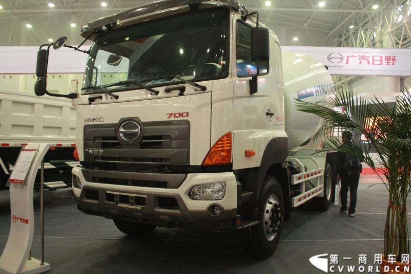 2013年10月30日，中国国际商用车展（CCVS）在武汉国际博览中心开幕，此次展会相比首届规模更大，覆盖B1-B5，A1-A3八个展区。相比首届，今年还增加了动态展示区，还有车试乘试驾，专用车功能演示等环节。一汽解放、东风商用车、重汽、福田、陕汽、江淮、上依红等厂商纷纷携旗下明星产品悉数亮相。图为广汽日野700系 搅拌车。