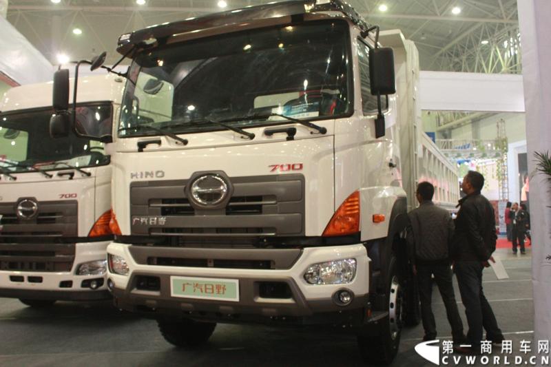 2013年10月30日，中国国际商用车展（CCVS）在武汉国际博览中心开幕，此次展会相比首届规模更大，覆盖B1-B5，A1-A3八个展区。相比首届，今年还增加了动态展示区，还有车试乘试驾，专用车功能演示等环节。一汽解放、东风商用车、重汽、福田、陕汽、江淮、上依红等厂商纷纷携旗下明星产品悉数亮相。图为广汽日野700系 自卸车。