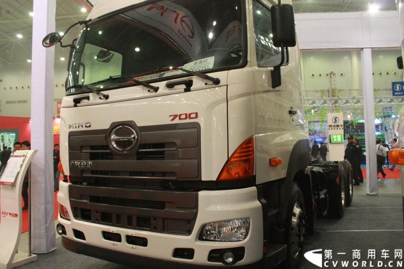 2013年10月30日，中国国际商用车展（CCVS）在武汉国际博览中心开幕，此次展会相比首届规模更大，覆盖B1-B5，A1-A3八个展区。相比首届，今年还增加了动态展示区，还有车试乘试驾，专用车功能演示等环节。一汽解放、东风商用车、重汽、福田、陕汽、江淮、上依红等厂商纷纷携旗下明星产品悉数亮相。图为广汽日野700系牵引车。