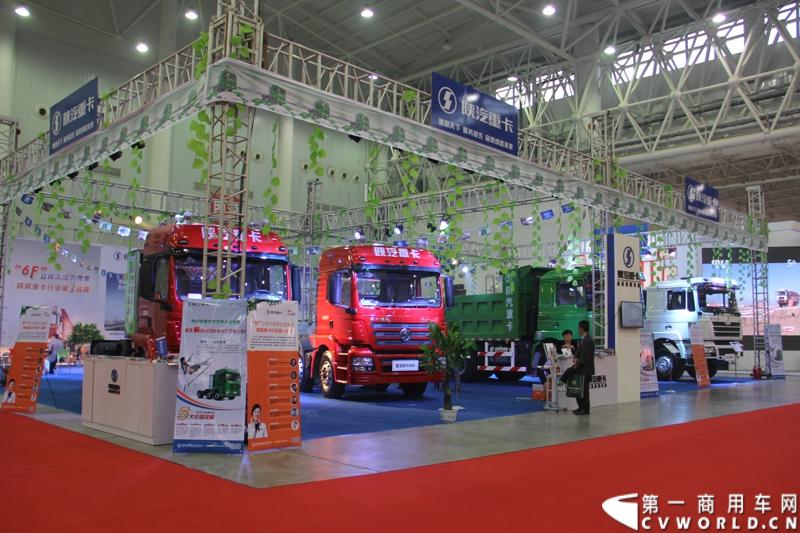 2013年10月30日，中国国际商用车展（CCVS）在武汉国际博览中心开幕，此次展会相比首届规模更大，覆盖B1-B5，A1-A3八个展区。相比首届，今年还增加了动态展示区，还有车试乘试驾，专用车功能演示等环节。一汽解放、东风商用车、重汽、福田、陕汽、江淮、上依红等厂商纷纷携旗下明星产品悉数亮相。图为陕汽重卡展台。
