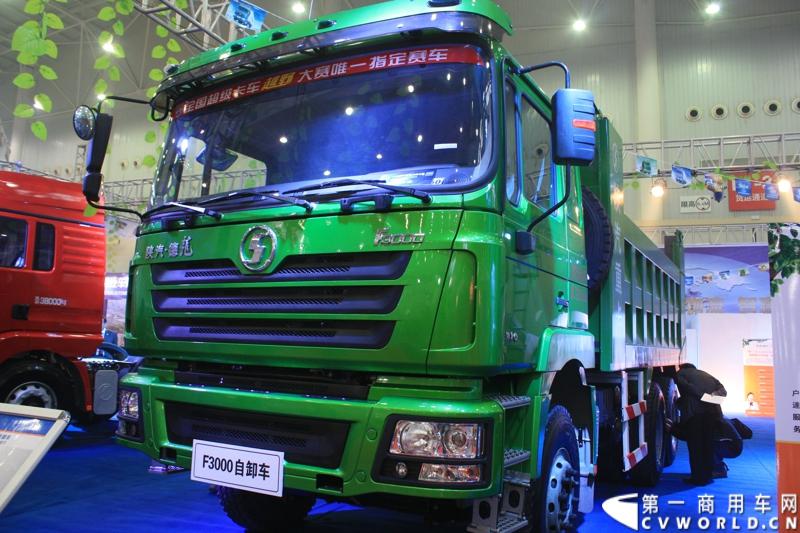 2013年10月30日，中国国际商用车展（CCVS）在武汉国际博览中心开幕，此次展会相比首届规模更大，覆盖B1-B5，A1-A3八个展区。相比首届，今年还增加了动态展示区，还有车试乘试驾，专用车功能演示等环节。一汽解放、东风商用车、重汽、福田、陕汽、江淮、上依红等厂商纷纷携旗下明星产品悉数亮相。图为陕汽德龙F3000自卸车。