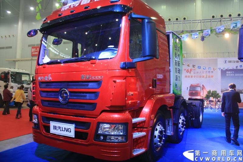 2013年10月30日，中国国际商用车展（CCVS）在武汉国际博览中心开幕，此次展会相比首届规模更大，覆盖B1-B5，A1-A3八个展区。相比首届，今年还增加了动态展示区，还有车试乘试驾，专用车功能演示等环节。一汽解放、东风商用车、重汽、福田、陕汽、江淮、上依红等厂商纷纷携旗下明星产品悉数亮相。图为陕汽德龙M3000 LNG 牵引车。