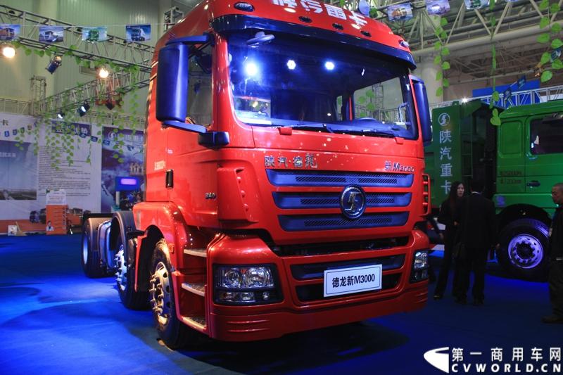 2013年10月30日，中国国际商用车展（CCVS）在武汉国际博览中心开幕，此次展会相比首届规模更大，覆盖B1-B5，A1-A3八个展区。相比首届，今年还增加了动态展示区，还有车试乘试驾，专用车功能演示等环节。一汽解放、东风商用车、重汽、福田、陕汽、江淮、上依红等厂商纷纷携旗下明星产品悉数亮相。图为陕汽德龙新M3000牵引车。