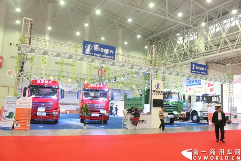 2013年10月30日，中国国际商用车展（CCVS）在武汉国际博览中心开幕，此次展会相比首届规模更大，覆盖B1-B5，A1-A3八个展区。相比首届，今年还增加了动态展示区，还有车试乘试驾，专用车功能演示等环节。一汽解放、东风商用车、重汽、福田、陕汽、江淮、上依红等厂商纷纷携旗下明星产品悉数亮相。图为陕汽重卡展台。