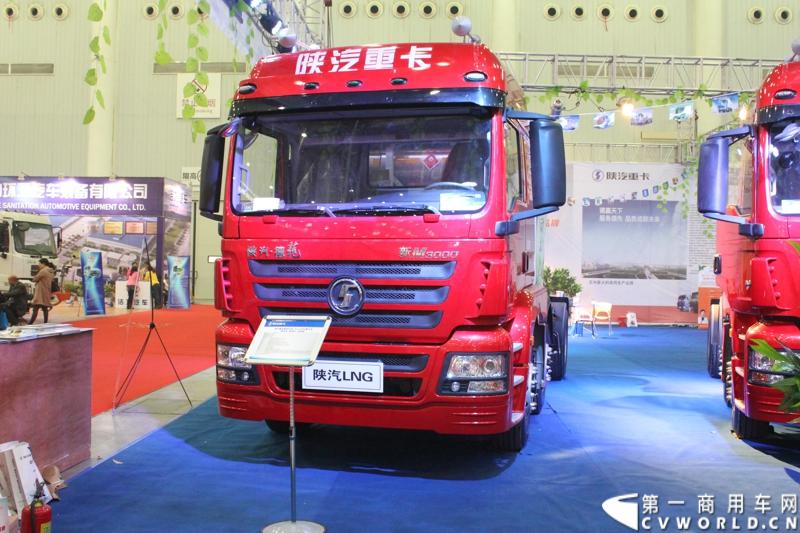 2013年10月30日，中国国际商用车展（CCVS）在武汉国际博览中心开幕，此次展会相比首届规模更大，覆盖B1-B5，A1-A3八个展区。相比首届，今年还增加了动态展示区，还有车试乘试驾，专用车功能演示等环节。一汽解放、东风商用车、重汽、福田、陕汽、江淮、上依红等厂商纷纷携旗下明星产品悉数亮相。图为陕汽新M3000LNG重卡。