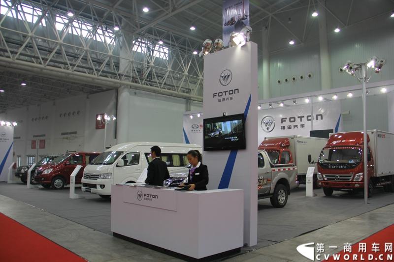 2013年10月30日，中国国际商用车展（CCVS）在武汉国际博览中心开幕，此次展会相比首届规模更大，覆盖B1-B5，A1-A3八个展区。相比首届，今年还增加了动态展示区，还有车试乘试驾，专用车功能演示等环节。一汽解放、东风商用车、重汽、福田、陕汽、江淮、上依红等厂商纷纷携旗下明星产品悉数亮相。图为福田展台。
