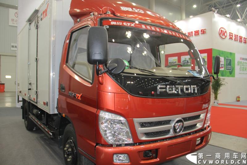 2013年10月30日，中国国际商用车展（CCVS）在武汉国际博览中心开幕，此次展会相比首届规模更大，覆盖B1-B5，A1-A3八个展区。相比首届，今年还增加了动态展示区，还有车试乘试驾，专用车功能演示等环节。一汽解放、东风商用车、重汽、福田、陕汽、江淮、上依红等厂商纷纷携旗下明星产品悉数亮相。图为福田奥铃轻卡。