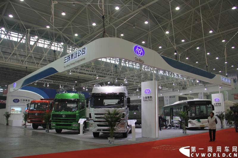 2013年10月30日，中国国际商用车展（CCVS）在武汉国际博览中心开幕，此次展会相比首届规模更大，覆盖B1-B5，A1-A3八个展区。相比首届，今年还增加了动态展示区，还有车试乘试驾，专用车功能演示等环节。一汽解放、东风商用车、重汽、福田、陕汽、江淮、上依红等厂商纷纷携旗下明星产品悉数亮相。图为三环展台。