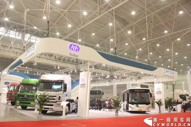 2013年10月30日，中国国际商用车展（CCVS）在武汉国际博览中心开幕，此次展会相比首届规模更大，覆盖B1-B5，A1-A3八个展区。相比首届，今年还增加了动态展示区，还有车试乘试驾，专用车功能演示等环节。一汽解放、东风商用车、重汽、福田、陕汽、江淮、上依红等厂商纷纷携旗下明星产品悉数亮相。图为三环展台。