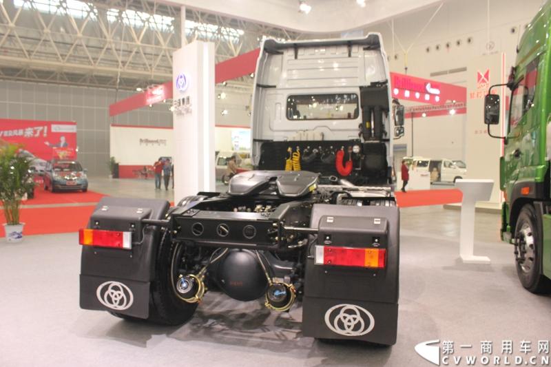 2013年10月30日，中国国际商用车展（CCVS）在武汉国际博览中心开幕，此次展会相比首届规模更大，覆盖B1-B5，A1-A3八个展区。相比首届，今年还增加了动态展示区，还有车试乘试驾，专用车功能演示等环节。一汽解放、东风商用车、重汽、福田、陕汽、江淮、上依红等厂商纷纷携旗下明星产品悉数亮相。图为三环专汽御龙T380重卡。