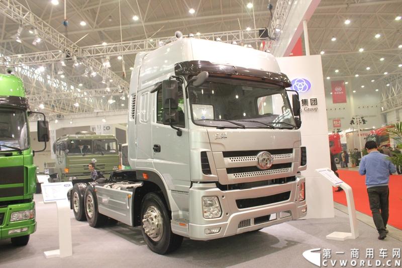 2013年10月30日，中国国际商用车展（CCVS）在武汉国际博览中心开幕，此次展会相比首届规模更大，覆盖B1-B5，A1-A3八个展区。相比首届，今年还增加了动态展示区，还有车试乘试驾，专用车功能演示等环节。一汽解放、东风商用车、重汽、福田、陕汽、江淮、上依红等厂商纷纷携旗下明星产品悉数亮相。图为三环专汽御龙T380重卡。