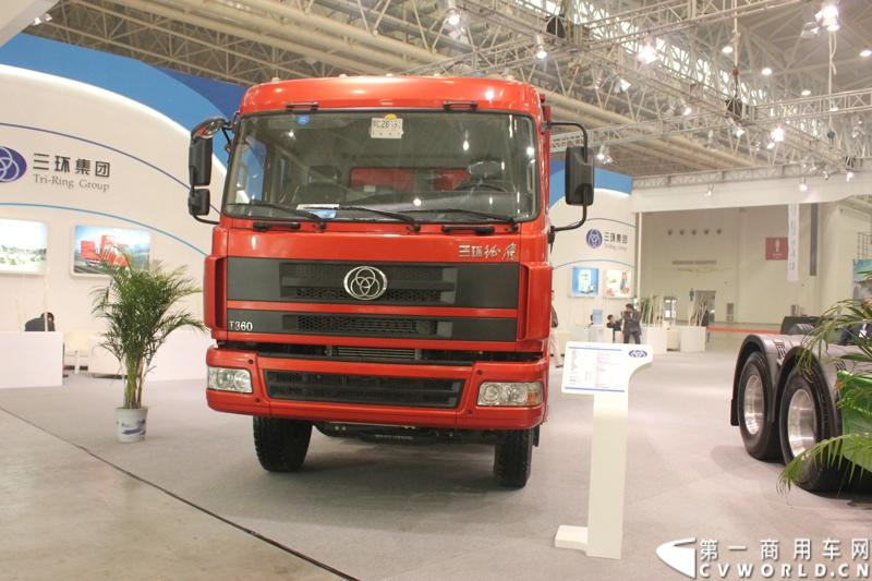 2013年10月30日，中国国际商用车展（CCVS）在武汉国际博览中心开幕，此次展会相比首届规模更大，覆盖B1-B5，A1-A3八个展区。相比首届，今年还增加了动态展示区，还有车试乘试驾，专用车功能演示等环节。一汽解放、东风商用车、重汽、福田、陕汽、江淮、上依红等厂商纷纷携旗下明星产品悉数亮相。图为三环专汽T360中卡。