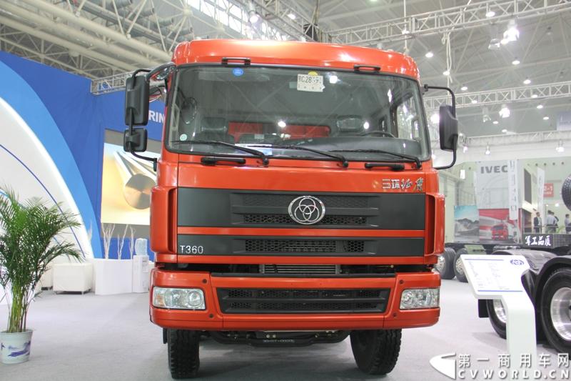 2013年10月30日，中国国际商用车展（CCVS）在武汉国际博览中心开幕，此次展会相比首届规模更大，覆盖B1-B5，A1-A3八个展区。相比首届，今年还增加了动态展示区，还有车试乘试驾，专用车功能演示等环节。一汽解放、东风商用车、重汽、福田、陕汽、江淮、上依红等厂商纷纷携旗下明星产品悉数亮相。图为三环专汽T360 8X4 自卸车。