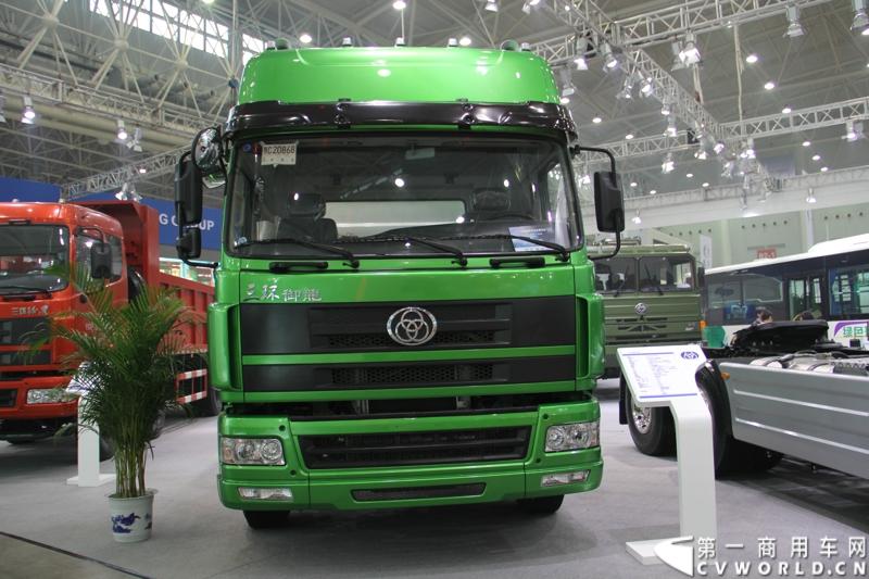 2013年10月30日，中国国际商用车展（CCVS）在武汉国际博览中心开幕，此次展会相比首届规模更大，覆盖B1-B5，A1-A3八个展区。相比首届，今年还增加了动态展示区，还有车试乘试驾，专用车功能演示等环节。一汽解放、东风商用车、重汽、福田、陕汽、江淮、上依红等厂商纷纷携旗下明星产品悉数亮相。图为三环专汽T360 牵引车。