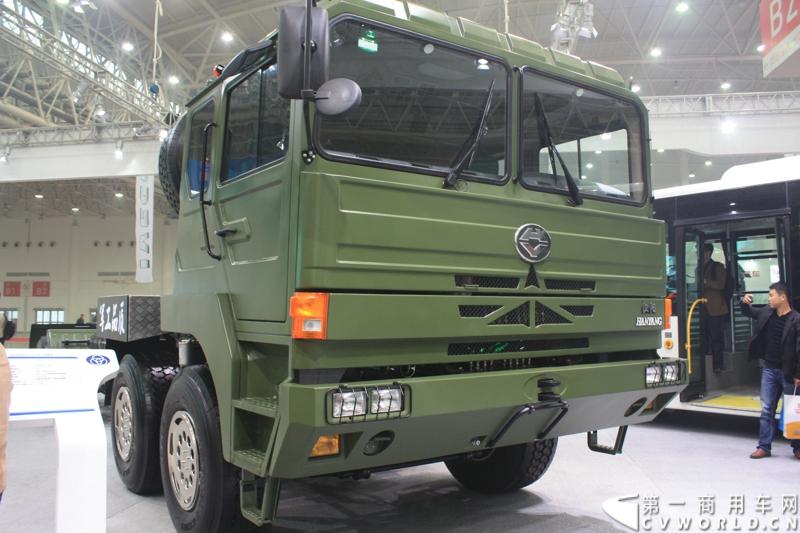 2013年10月30日，中国国际商用车展（CCVS）在武汉国际博览中心开幕，此次展会相比首届规模更大，覆盖B1-B5，A1-A3八个展区。相比首届，今年还增加了动态展示区，还有车试乘试驾，专用车功能演示等环节。一汽解放、东风商用车、重汽、福田、陕汽、江淮、上依红等厂商纷纷携旗下明星产品悉数亮相。图为汉阳军车。