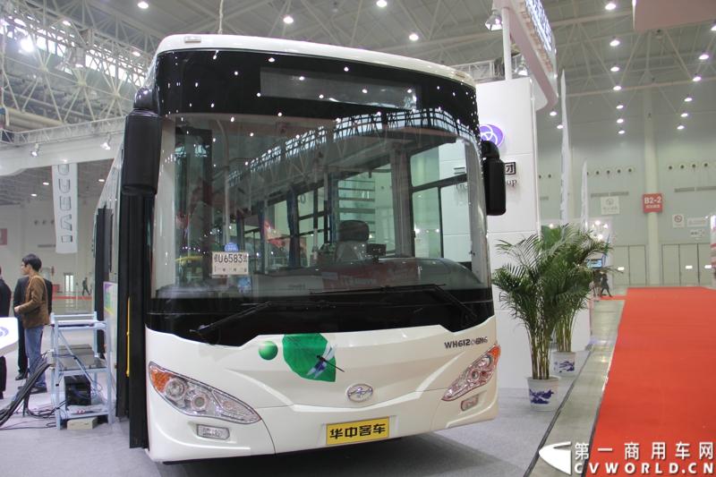2013年10月30日，中国国际商用车展（CCVS）在武汉国际博览中心开幕，此次展会相比首届规模更大，覆盖B1-B5，A1-A3八个展区。相比首届，今年还增加了动态展示区，还有车试乘试驾，专用车功能演示等环节。一汽解放、东风商用车、重汽、福田、陕汽、江淮、上依红等厂商纷纷携旗下明星产品悉数亮相。图为华中GNG客车。