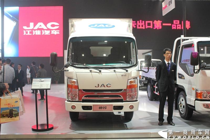 2013年10月30日，中国国际商用车展（CCVS）在武汉国际博览中心开幕，此次展会相比首届规模更大，覆盖B1-B5，A1-A3八个展区。相比首届，今年还增加了动态展示区，还有车试乘试驾，专用车功能演示等环节。一汽解放、东风商用车、重汽、福田、陕汽、江淮、上依红等厂商纷纷携旗下明星产品悉数亮相。图为江淮展位。