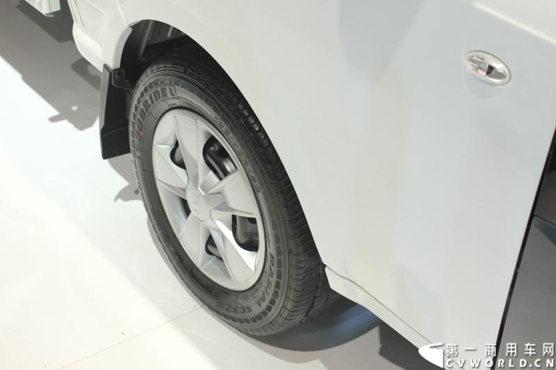 2013年10月30日，中国国际商用车展（CCVS）在武汉国际博览中心开幕，此次展会相比首届规模更大，覆盖B1-B5，A1-A3八个展区。相比首届，今年还增加了动态展示区，还有车试乘试驾，专用车功能演示等环节。一汽解放、东风商用车、重汽、福田、陕汽、江淮、上依红等厂商纷纷携旗下明星产品悉数亮相。图为江淮展位。