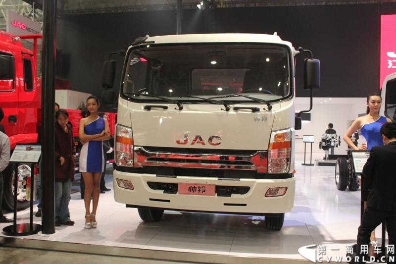 2013年10月30日，中国国际商用车展（CCVS）在武汉国际博览中心开幕，此次展会相比首届规模更大，覆盖B1-B5，A1-A3八个展区。相比首届，今年还增加了动态展示区，还有车试乘试驾，专用车功能演示等环节。一汽解放、东风商用车、重汽、福田、陕汽、江淮、上依红等厂商纷纷携旗下明星产品悉数亮相。图为江淮展位。